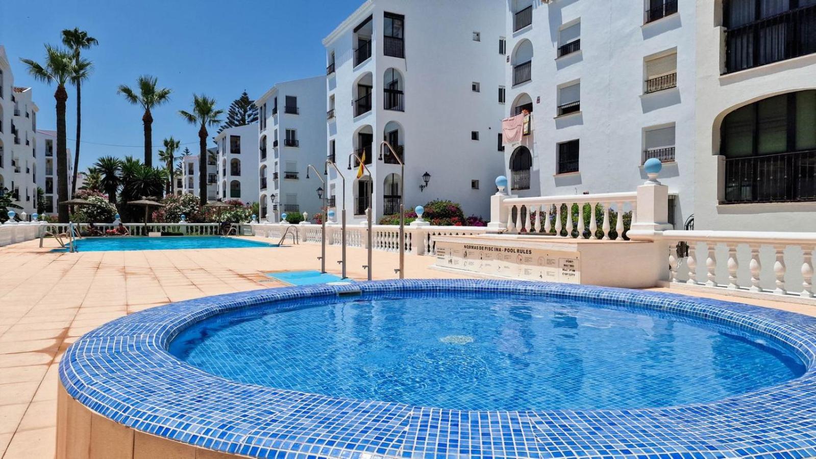 Beautiful Beachfront Newly Renovated 2 Bedroom Apartment With Swimming Pool And Garden San Luis de Sabinillas Exterior foto