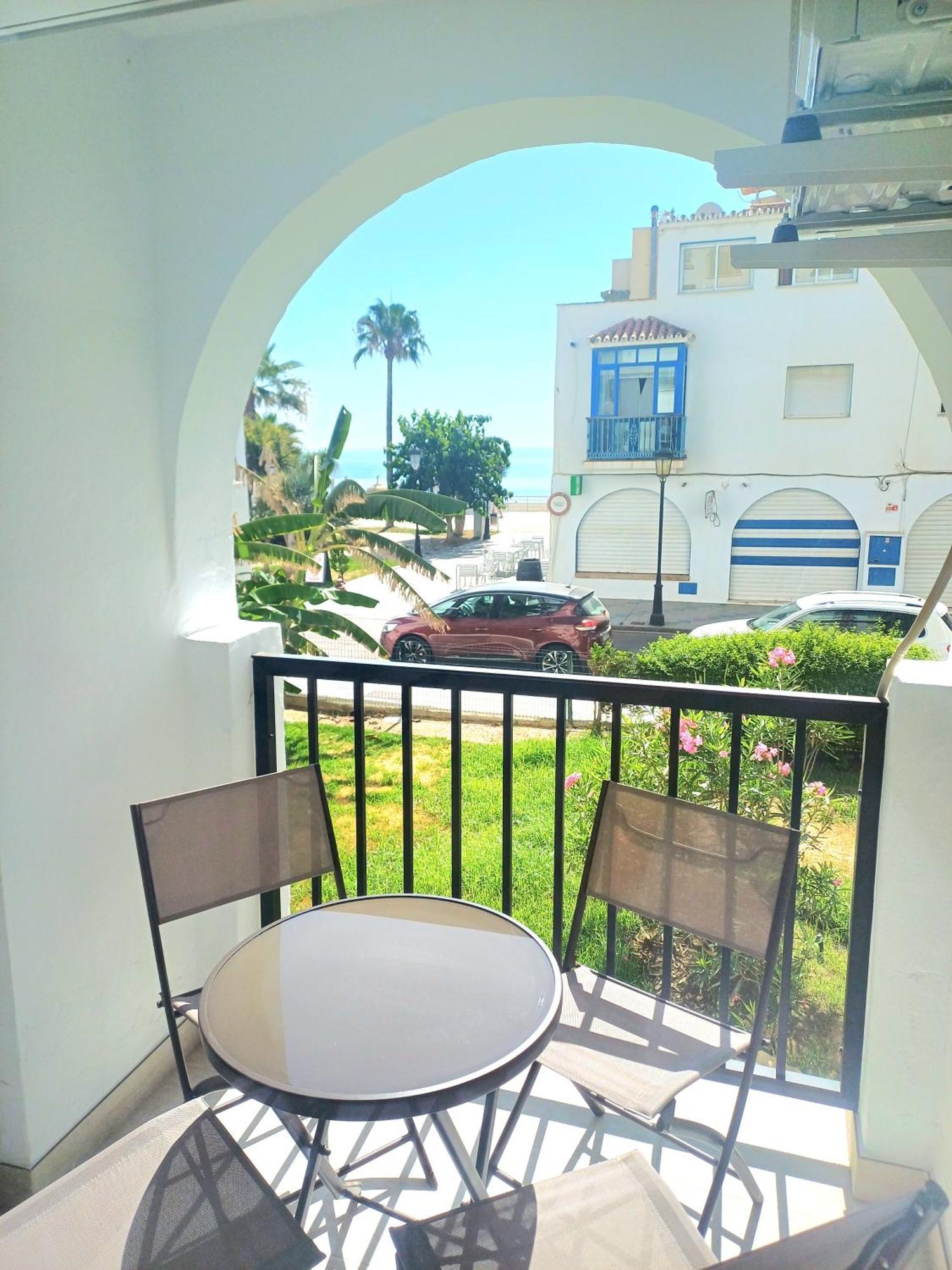 Beautiful Beachfront Newly Renovated 2 Bedroom Apartment With Swimming Pool And Garden San Luis de Sabinillas Exterior foto